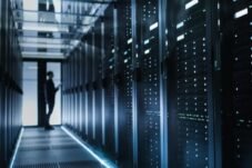 Visual gedung data center dengan simbol grafik investasi, rupiah/dolar, dan dokumen/regulasi. (Foto: Ilustrasi)