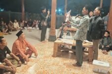 Proses penghitungan suara oleh panitia, Wahyu Dwiyan dan Rafika Muhibah berhasil meraih suara terbanyak dalam pemilihan anggota BPD yang berlangsung di pendopo lingkungan RW 05, Jumat (9/10/2026) malam.(Foto: Dok. MonitorUpdate.com)