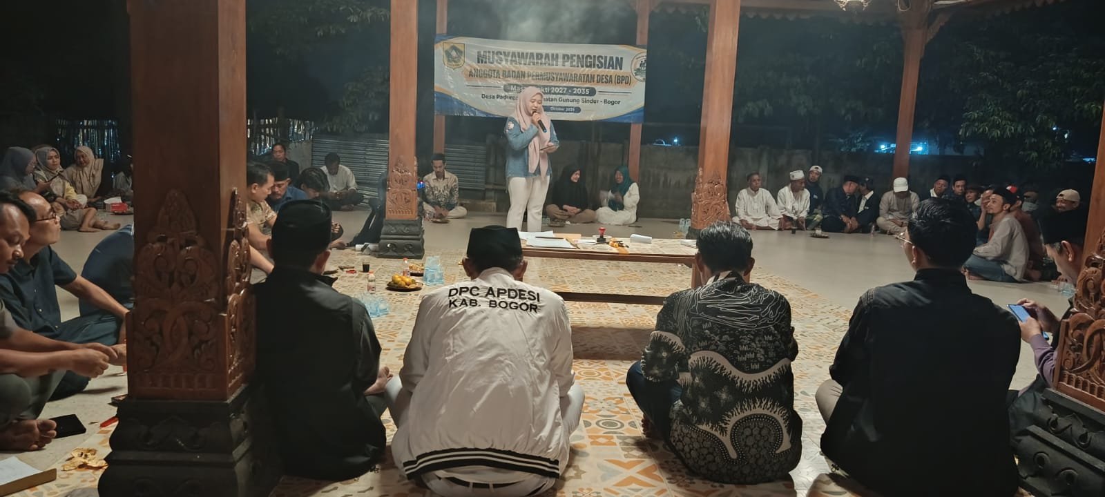 Rafika Muhibah, S.Pd, calon anggota BPD dari unsur perempuan nomor urut 1 saat menyampaikan visi misi. (Foto: Dok. MonitorUpdate.com)