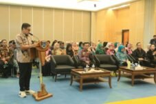 Pilar Saga Ichsan saat verifikasi PUG di Ruang Blandongan. Foto: Dok. Humas Pemkot Tangsel