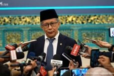 Rocky Gerung resmi dilantik Presiden Prabowo Subianto sebagai anggota Dewan Pertimbangan Presiden (Wantimpres) di Istana Negara, Jakarta, Jumat (2/10/2026). Foto: Istimewa