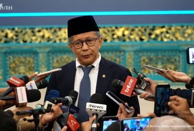 Rocky Gerung resmi dilantik Presiden Prabowo Subianto sebagai anggota Dewan Pertimbangan Presiden (Wantimpres) di Istana Negara, Jakarta, Jumat (2/10/2026). Foto: Istimewa