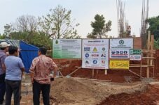 Anggota DPRD Provinsi Jawa Barat dari Fraksi Partai Keadilan Sejahtera (PKS), Fikri Hudi Oktiarwan, turun langsung meninjau lokasi proyek pembangunan Unit Sekolah Baru (USB) SMAN 2 Tajurhalang, Jumat (2/10/2026). (Foto: Dok. MonitorUpdate.com)