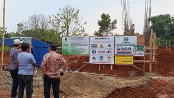 Anggota DPRD Provinsi Jawa Barat dari Fraksi Partai Keadilan Sejahtera (PKS), Fikri Hudi Oktiarwan, turun langsung meninjau lokasi proyek pembangunan Unit Sekolah Baru (USB) SMAN 2 Tajurhalang, Jumat (2/10/2026). (Foto: Dok. MonitorUpdate.com)