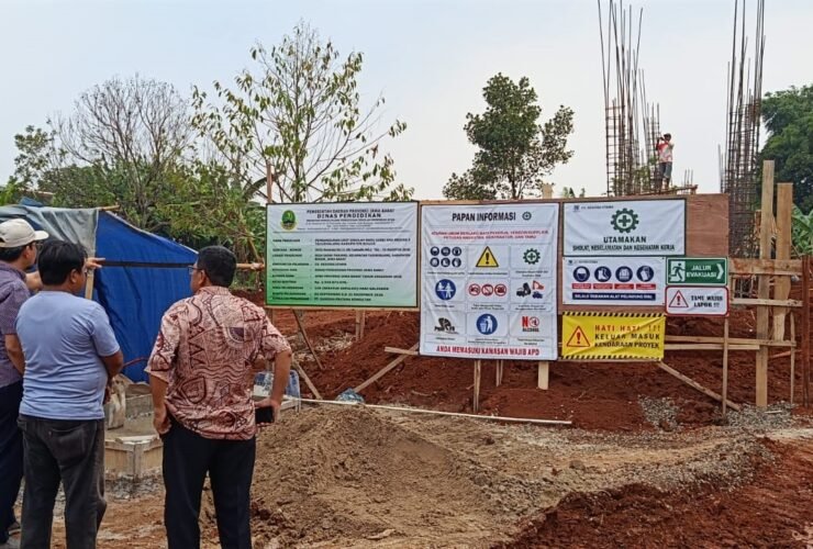 Anggota DPRD Provinsi Jawa Barat dari Fraksi Partai Keadilan Sejahtera (PKS), Fikri Hudi Oktiarwan, turun langsung meninjau lokasi proyek pembangunan Unit Sekolah Baru (USB) SMAN 2 Tajurhalang, Jumat (2/10/2026). (Foto: Dok. MonitorUpdate.com)
