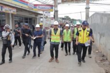 Wakil Wali Kota Tangsel Pilar Saga Ichsan saat meninjau sejumlah proyek infrastruktur penanganan banjir di wilayah Pondok Aren, Kamis (8/10/2026). Foto: Dok. Kominfo & Humas Pemkot Tangsel