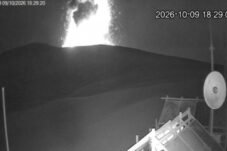 Aktivitas erupsi Gunung Anak Krakatau yang terekam cctv PVMBG pada Jumat (9/10/2026) pukul 18.28 WIB