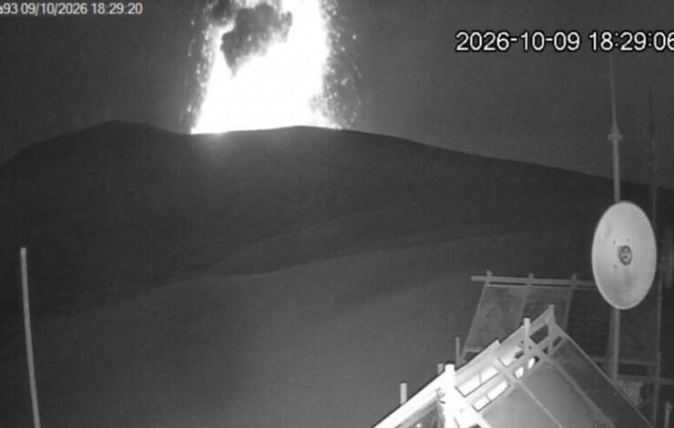 Aktivitas erupsi Gunung Anak Krakatau yang terekam cctv PVMBG pada Jumat (9/10/2026) pukul 18.28 WIB