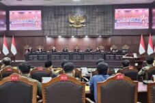Sembilan hakim MK saat membacakan putusan perkara Nomor 01/PHPU.PRES-XXIV/2026, Selasa (6/10/2026). Foto: Ist.